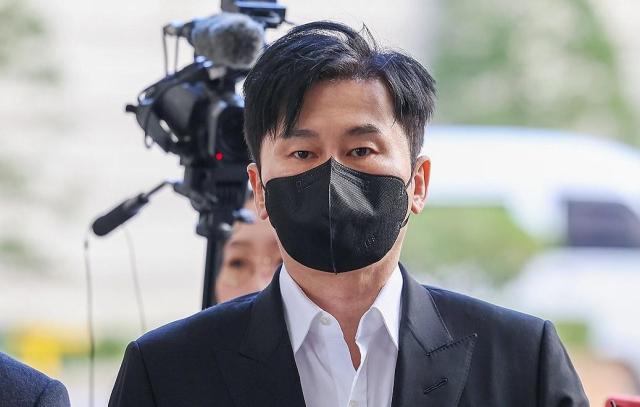 가수 비아이의 마약 혐의 수사 무마를 위해 제보자를 협박한 혐의로 재판에 넘겨진 양현석 전 YG엔터테인먼트 대표가 8일 오후 서초구 서울고등법원에서 열린 항소심 선고 공판에 출석하기 위해 법정으로 향하고 있다 사진연합뉴스