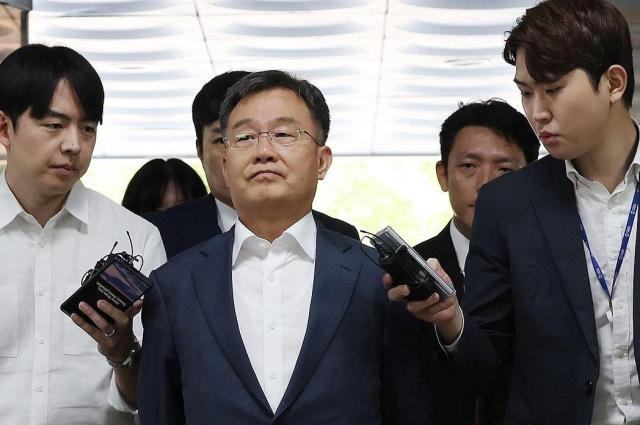  지난 대선에서 대장동 사건과 관련한 허위 인터뷰로 윤석열 대통령의 명예를 훼손한 혐의를 받는 화천대유자산관리 대주주 김만배 씨가 지난해 6월 20일 오전 서울 서초구 서울중앙지법에서 열린 영장실질심사에 출석하기 위해 법정으로 향하고 있다 사진연합뉴스