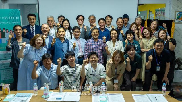 제33차 자립돌 긍정성 강화 네가포지 전국공부모임 참석자들이 기념촬영 하고 있다  사진박명섭 기자