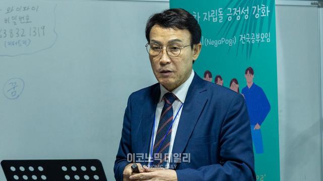 이남호 키퍼전북연구원 원장 전  전북대 총장가 교육발제를 하고 있다 사진박명섭 기자