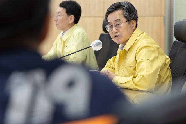 18일 오전 경기도청 재난안전상황실에서 열린 호우 대처 도-시군 재난안전대책본부 회의에서 김동연 경기도지사가 집중호우 대처상황 보고와 함께 시군별 현장 대응과 상황관리에 대한 토의를 하고 있다 사진경기도