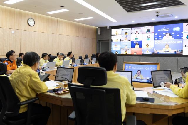 18일 오전 경기도청 재난안전상황실에서 열린 호우 대처 도-시군 재난안전대책본부 회의에서 김동연 경기도지사가 집중호우 대처상황 보고와 함께 시군별 현장 대응과 상황관리에 대한 토의를 하고 있다 사진경기도