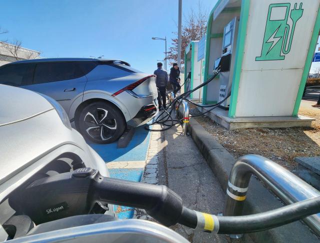 [K-Tech] EV sales surge in South Korea, signaling shift toward mass adoption