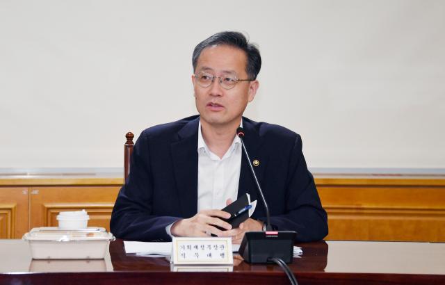 이형일 기획재정부 장관 직무대행 1차관이 11일 서울 중구 은행회관에서 열린 시장상황점검회의를 주재하고 있다사진기획재정부