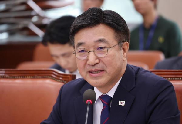 윤호중 행정안전부 장관 후보자가 18일 서울 여의도 국회 행정안전위원회에서 열린 인사청문회에서 의원 질의에 답하고 있다  사진연합뉴스
