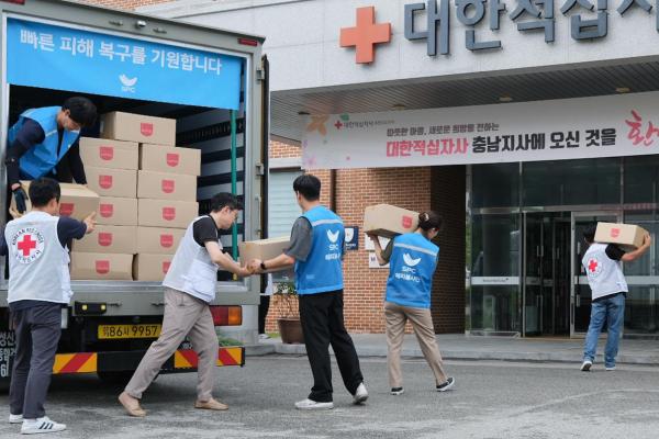SPC그룹이 충남 수해지역에 구호물품을 긴급지원하는 모습 사진SPC그룹