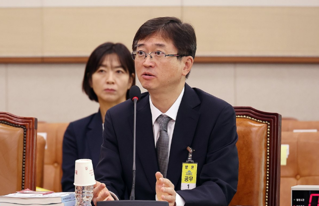 오영준 헌법재판관 후보자가 18일 서울 여의도 국회 법제사법위원회에서 열린 인사청문회에서 의원질의에 답하고 있다 사진연합뉴스