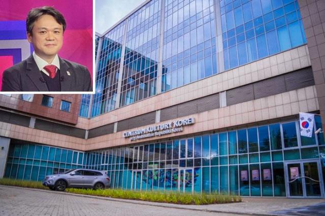 바르샤바 주폴란드한국문화원 외관과 이당권 원장 사진주폴란드한국문화원
