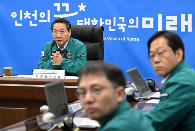 유정복 인천광역시장이 18일 시청 재난안전대책본부에서 여름철 호우피해 대비 추진사항 점검회의를 주재하고 있다 사진인천시