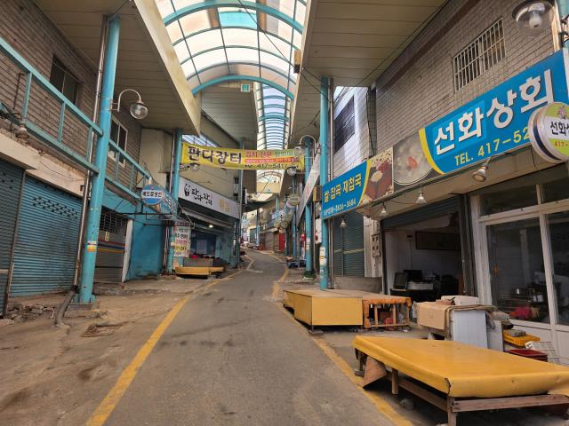 15일 찾은 부산 영도구의 청학시장 점포 대부분이 문을 닫았다 사진김유진 기자