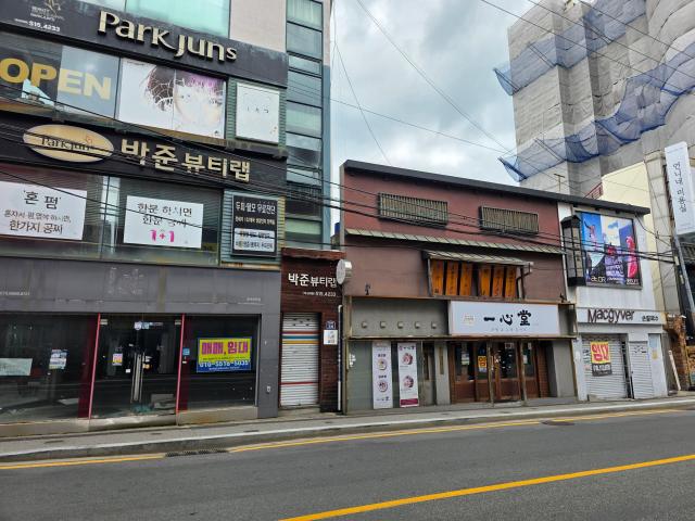 지난 15일 부산대학교 인근 상가에 임대 표시가 걸려있는 모습 사진김유진 기자