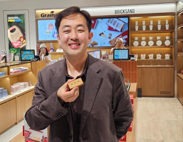 조헌기 브릭샌드 대표가 18일 신세계면세점 명동점 11층 매장 앞에서 자사 제품을 들고 있다 사진홍승완 기자