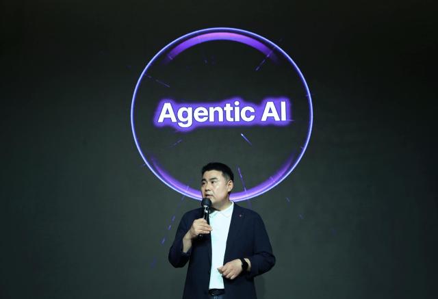 김경엽 롯데이노베이트 대표가 지난 18일 서울 송파구 롯데호텔 월드에서 개최한 롯데 AI 쇼케이스2025LOTTE AI Showcase 2025에서 기조연설을 하고 있다 사진롯데이노베이트