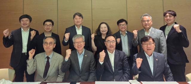 대한의사협회는 대한의학회와 18일 간담회를 열고 전공의 수련 여건 개선을 비롯한 의료현안에 대해 의견을 나눴다고 밝혔다 김택우 대한의사협회 회장 및 이진우 대한의학회 회장 등 참석자들이 기념 촬영하고 있다 2025718 사진대한의사협회
 
