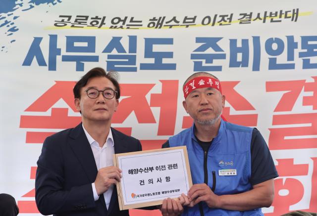 전재수 해양수산부 장관 후보자가 17일 서울 여의도 국회 앞에서 해수부 부산 이전 반대 단식 투쟁중인 윤병철 공무원노조 해수부지부 위원장과 만나 건의 사항을 전달받고 있다 윤 위원장은 이날 전 후보자와의 만남에서 단식 투쟁 중단을 선언했다 사진공동취재단 연합뉴스