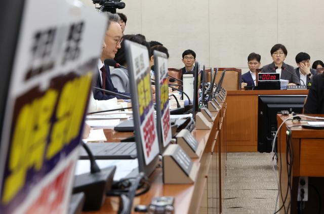 정은경 보건복지부 장관 후보자오른쪽가 18일 국회 보건복지위원회에서 열린 인사청문회에서 의원 질의에 답변하고 있다 사진연합뉴스