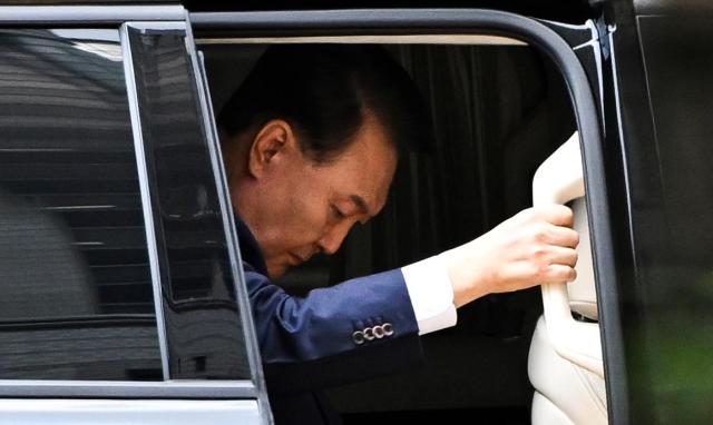 윤석열 전 대통령이 9일 오후 서울 서초구 서울중앙지방법원에서 구속 전 피의자심문영장실질심사을 받기 위해 출석하고 있다 20250709사진사진공동취재단