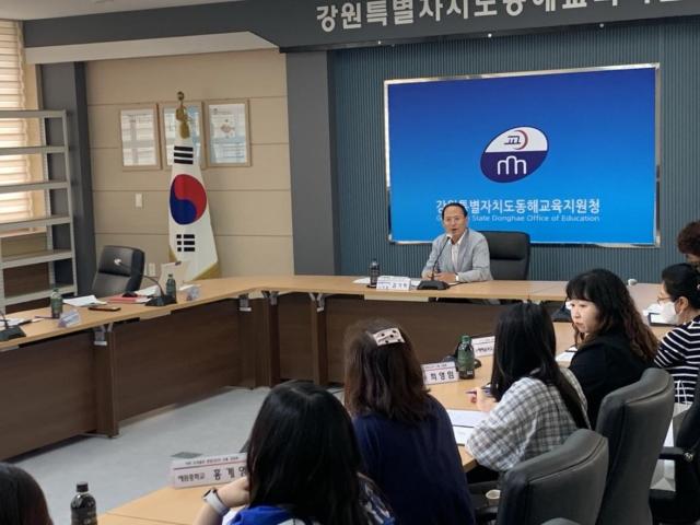 김기하 의원이 지난 18일 동해교육지원청에서 관내 초·중등학교 영양교사 및 영양사들과 정책 간담회를 갖고있다 사진이동원 기자