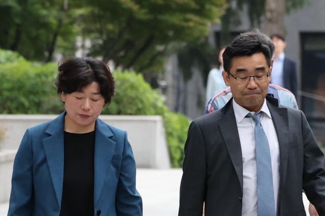 12·3 비상계엄 관련 내란·외환 사건을 수사하는 조은석 내란 특별검사팀 박지영왼쪽 장우성 특검보가 16일 특검 사무실이 마련된 서울고검으로 들어서고 있다 사진연합뉴스 