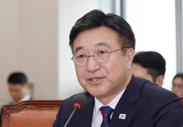 윤호중 당시 행정안전부 장관 후보자가 18일 서울 여의도 국회 행정안전위원회에서 열린 인사청문회에서 의원 질의에 답하고 있다 사진연합뉴스