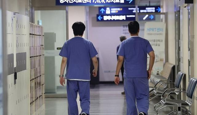 서울 시내의 한 대학병원에서 이동하는 의료진 사진연합뉴스