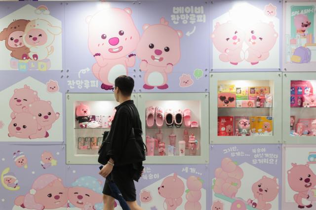 17일 서울 강남구 삼성동 코엑스에서 열린 캐릭터 라이선싱 페어 2025에서 방문객들 전시장을 둘러보고 있다 사진연합뉴스
