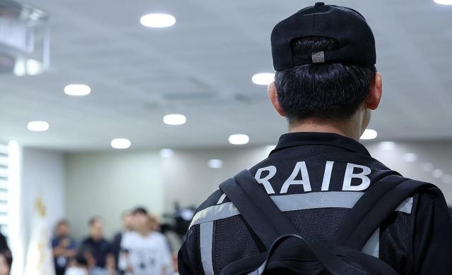 19일 무안국제공항 관리동 3층에서 열릴 예정이었던 12·29 제주항공 여객기 참사 엔진 정밀조사 결과 브리핑이 취소돼 항공철도사고조사단이 자리를 뜨고 있다 사진연합뉴스