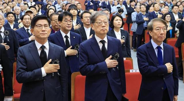 19일 서울 동작구 국립현충원 현충관에서 열린 이승만 전 대통령 서거 60주기 추모식에서 정운찬 전 국무총리 김황식 이승만건국대통령기념사업회 이사장 김문수 상임고문이 국기에 경례하고 있다 사진연합뉴스