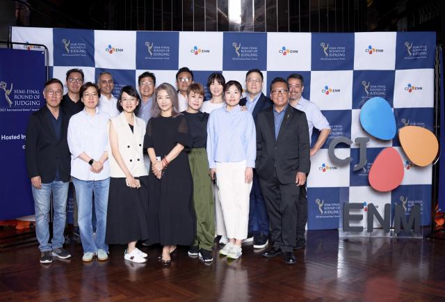 2025 국제 에미상 세미 파이널 심사에 참여한 심사위원들이 기념사진 촬영을 하고 있다사진CJ ENM