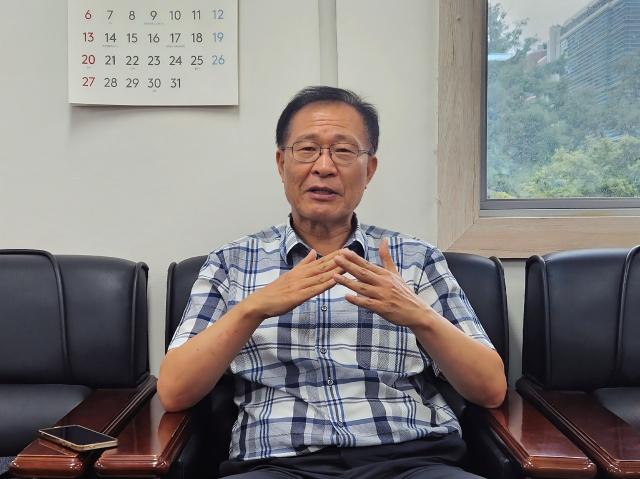 문병호 변호사가 아주경제와의 인터뷰에서 이재명 대통령에 대한 이야기를 하고 있다 사진박용준 기자