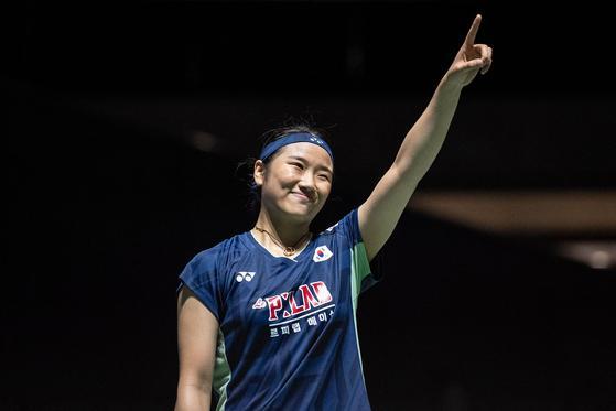 배드민턴 여자 단식 세계랭킹 1위 안세영은 20일 일본 도쿄에서 열린 세계배드민턴연맹BWF 월드투어 일본오픈슈퍼 750 여자 단식 결승에서 왕즈이중국·세계 2위를 게임 스코어 2대021-12 21-10으로 완파했다 사진연합뉴스·로이터