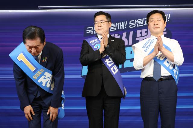 정청래 더불어민주당 당대표 후보가 20일 서울 여의도 당사에서 열린 8·2 전당대회 순회 경선 영남권 합동연설회에서 인사하고 있다 왼쪽부터 정 후보 박찬대 당대표 후보 황명선 최고위원 후보 사진연합뉴스