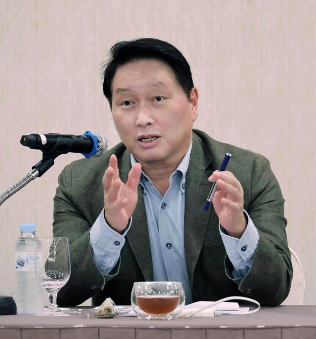 최태원 대한상공회의소 회장SK그룹 회장이 지난 17일 경주에서 대한상의 하계포럼을 계기 열린 기자 간담회에서 발언을 하고 있다 사진대한상의
