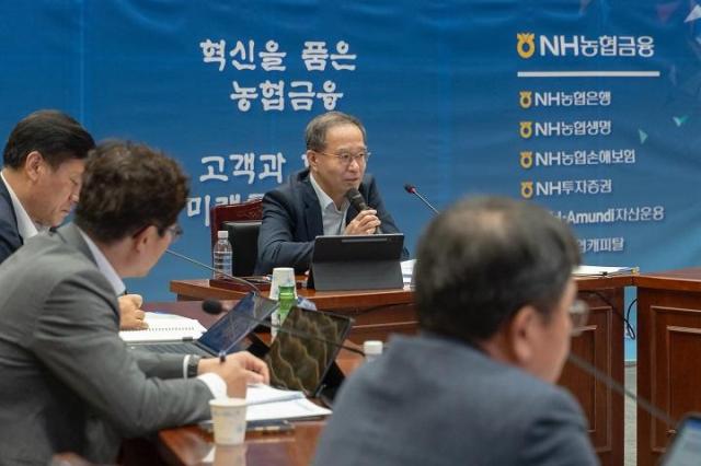 NH농협금융지주는 지난 17일 서울 서대문구 소재 본사 대회의실에서 2025년 제2차 농협금융 고객전략협의회를 개최했다 이찬우 농협금융 회장이 고객전략협의회를 주재하고 있다 사진농협금융
