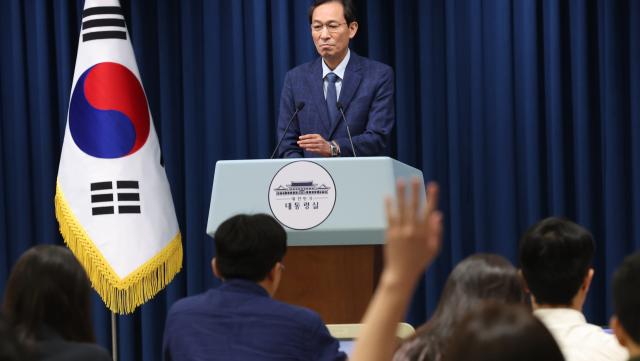 우상호 정무수석이 20일 용산 대통령실 기자회견장에서 장관 인선 관련 브리핑 후 질문을 받고 있다 우 수석은 이재명 대통령이 이진숙 교육부 장관 지명을 철회했다고 밝혔다사진연합뉴스