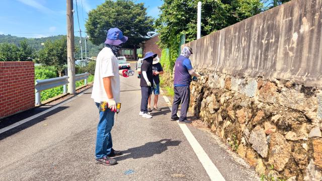 더부러운봉사단은 20일 전남 순천시 별량면 과동마을 일대에 태양광센서등을 설치하고 있다 사진박기현 기자