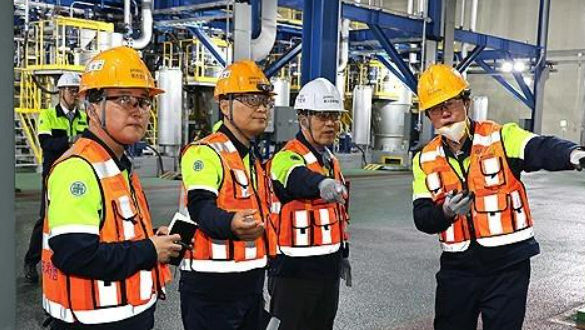 POSCO Group Chairman Chang In-hwa tours the companys anode material plant in Sejong Courtesy of POSCO Group