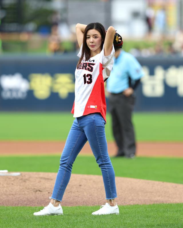 2025 전남국제수묵비엔날레 홍보대사인 배우 김규리가 20일 광주 기아 챔피언스필드에서 열린 KIA 타이거즈와 NC 다이노스 경기 시구 하고 있다사진전남도