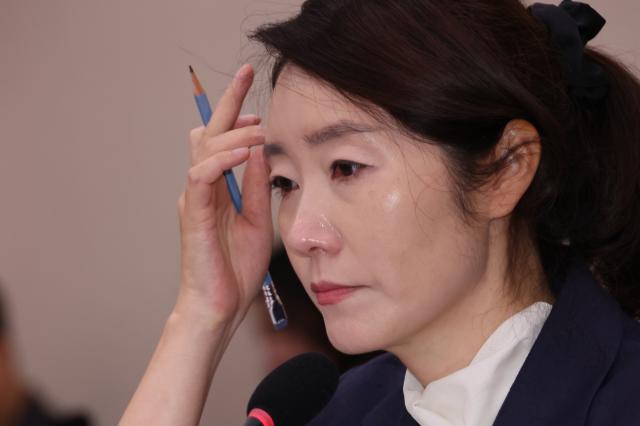 강선우 여성가족부 장관 후보자가 14일 국회 여성가족위원회에서 열린 인사청문회에서 발달장애 자녀에 대한 질문을 받고 있다 사진연합뉴스