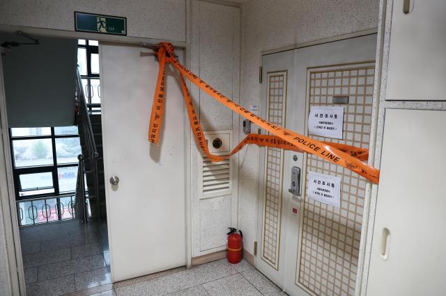 A police line is set up outside the residence of the suspect who fatally shot a family member with a homemade firearm in Incheon on July 21 YONHAP