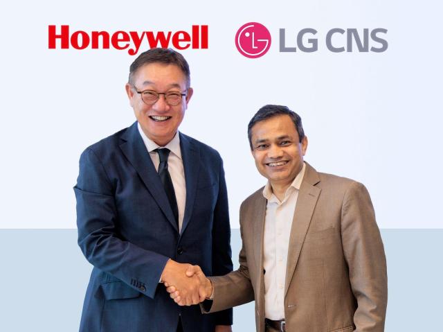 LG CNS 현신균 사장이 하니웰 프로세스 솔루션HPS 프라메시 마헤시와리 사장과 파트너십 체결식에서 기념촬영 하는 모습사진LG CNS