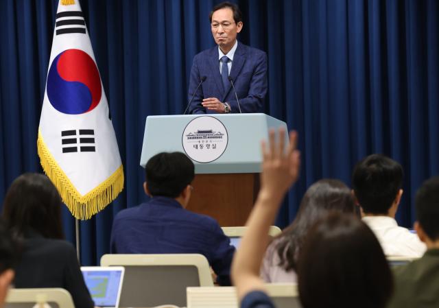 우상호 정무수석이 20일 용산 대통령실 기자회견장에서 장관 인선 관련 브리핑 후 질문을 받고 있다 우 수석은 이재명 대통령이 이진숙 교육부 장관 지명을 철회했다고 밝혔다 사진연합뉴스