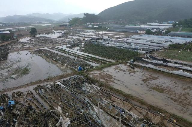 20일 폭우와 산사태로 파괴된 경남 산청군 산청읍 부리 내부마을YONHAP