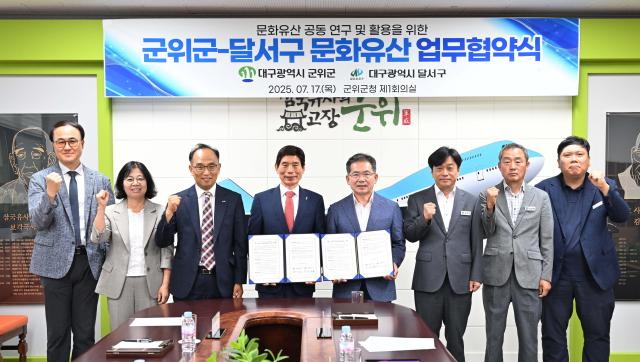 대구광역시 군위군 김진열 군수우와 달서구 이태훈 구청장좌은 지난 17일 지역 문화유산을 기반으로 한 관광자원 개발을 위하여 업무협약을 체결하였다 사진대구군위군