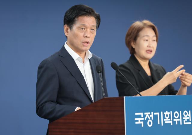조승래 국정기획위원회 대변인이 18일 서울 종로구 정부서울청사 창성동 별관에서 정례 브리핑을 하고 있다사진연합뉴스