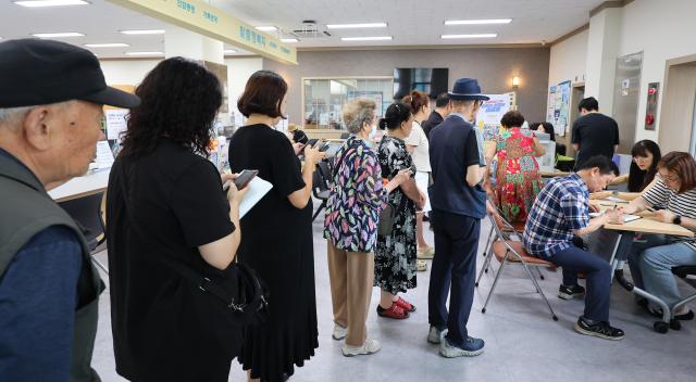 全民消费券首轮申请启动 市民排队进行申请