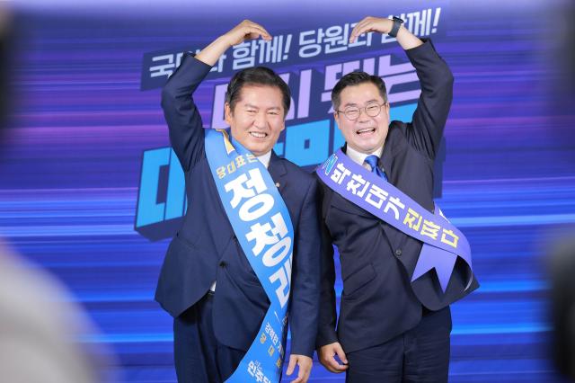 정청래 더불어민주당 당대표 후보와 박찬대 당대표 후보가 지난 19일 오후 서울 여의도 더불어민주당 중앙당사에서 열린 당대표 및 최고위원 선출을 위한 충청권 합동연설회에서 기념촬영을 하고 있다 민주당은 이날 대전에서 현장 순회 경선을 치르려 했으나 전국적으로 폭우 피해가 심하다는 점을 고려 온라인 합동 연설회로 이를 대신했다 사진유대길 기자 dbeorlf123ajunewscom