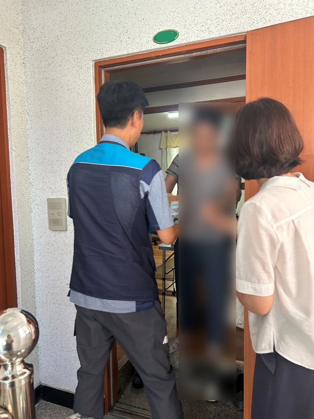 강릉시가 고립 위험이 높은 중장년 1인 가구를 대상으로 안부살핌 우편서비스를 운영하고 있다 사진강릉시