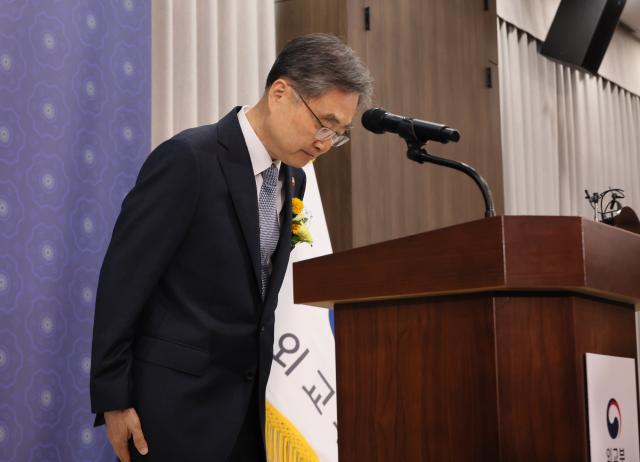 조현 외교부 장관이 21일 서울 종로구 외교부 서희홀에서 열린 취임식에서 취임사를 마친 뒤 인사하고 있다 사진연합뉴스