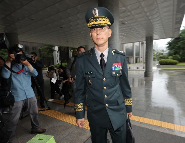 김용대 드론작전사령관이 17일 내란특검 사무실이 마련된 서울 서초구 서울고검에 조사를 받기 위해 출석하고 있다 사진연합뉴스